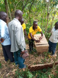 Llun: Gidudu Ismail yn hyfforddi eraill i greu cwch gwenyn