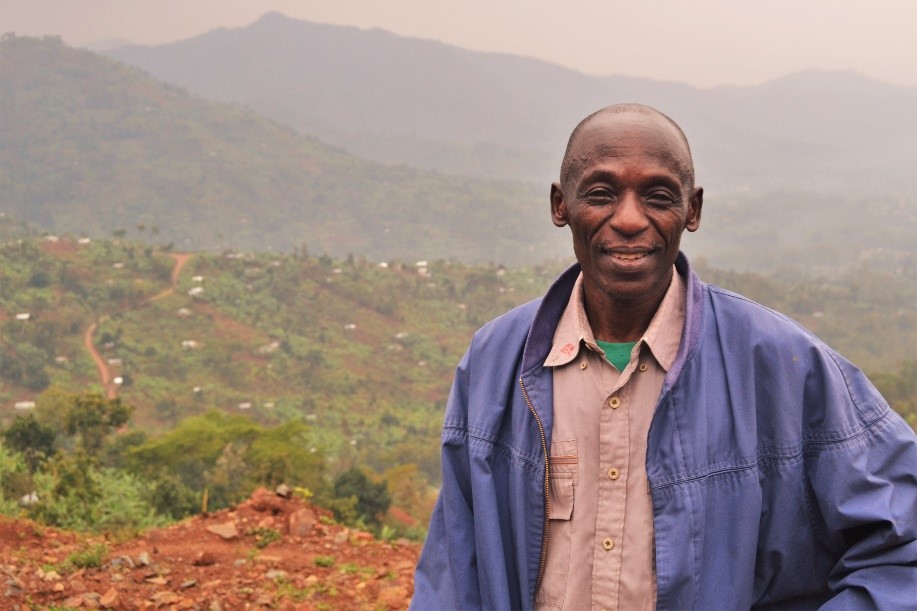 Llun: Charles Wabumba ar lethrau Mount Elgon